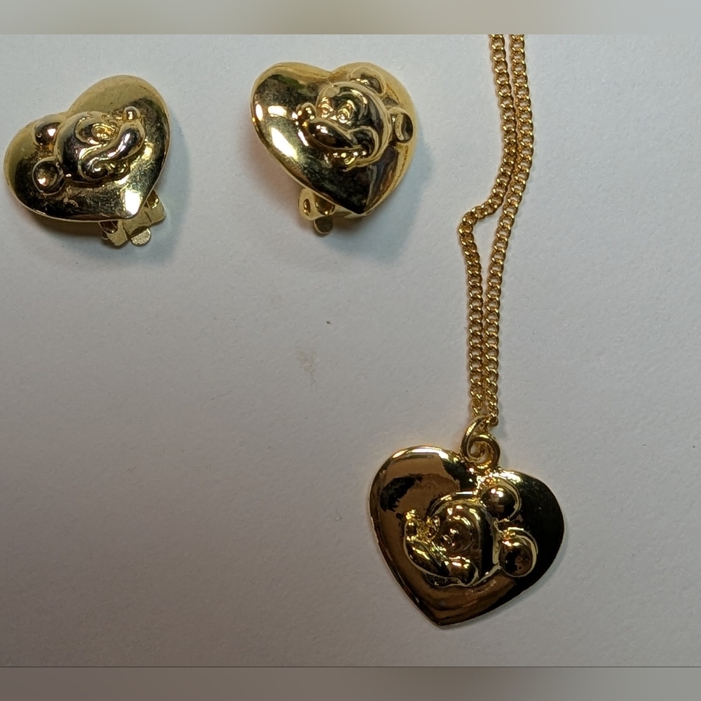 Wendy Gell Disney gold pendant with matching earrings Mickey relief in heart. - Picture 2 of 3